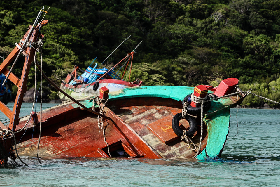 12 tàu cá ở Côn Đảo bị bão số 16 đánh chìm và hư hỏng